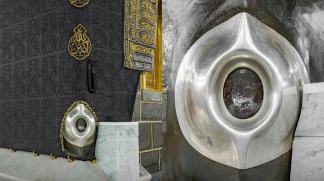 44614-hajar-aswad-di-kabah-mekkah.jpg