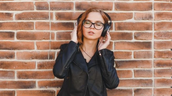 63644-ilustrasi-mendengarkan-musik-pexelvlad-deep.jpg