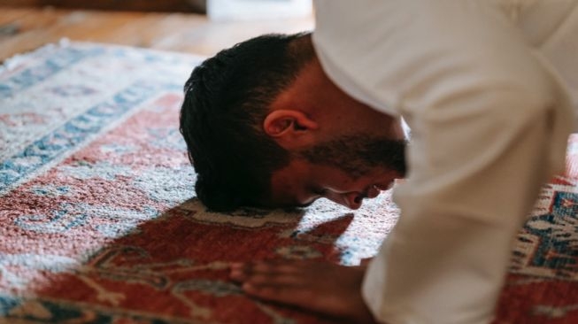 92745-ilustrasi-orang-sholat-sujud-pexels.jpg