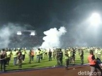 aparat-lepaskan-gas-air-mata-ke-arah-suporter_43.jpeg