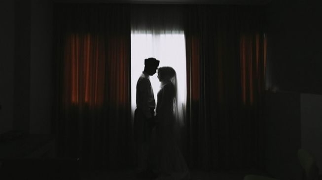 12109-ilustrasi-cium-istri-saat-puasa.jpg