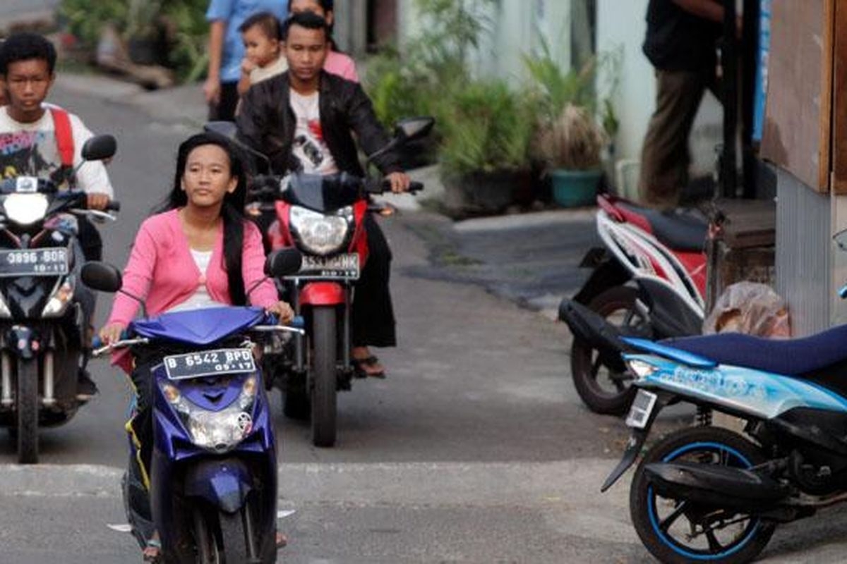 1811397Pengendara-muda-tak-pakai-helm780x390.jpg