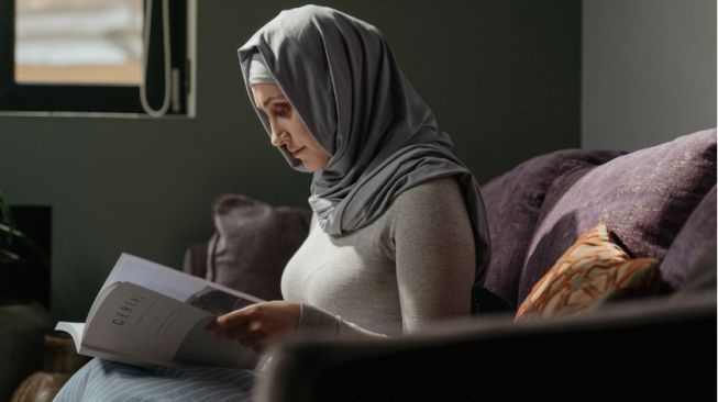 60834-ilustrasi-wanita-muslim-membaca-buku.jpg