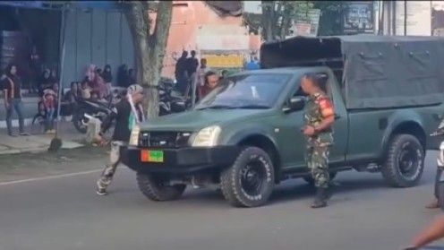 683be8492717a-ormas-gpk-tendang-mobil-tni_1265_711.jpg
