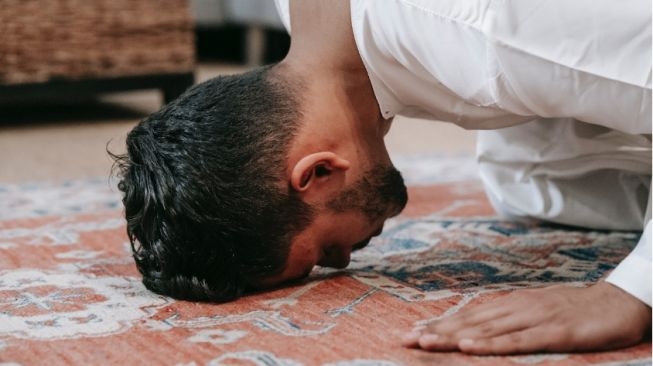 78420-ilustrasi-sholat-pexels.jpg
