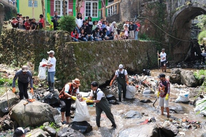 anak-ganjar-bersihkan-ciliwung.jpeg