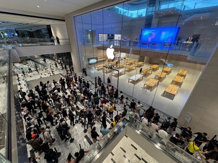 antrean-iphone-16-series-di-apple-trx-malaysia.jpeg
