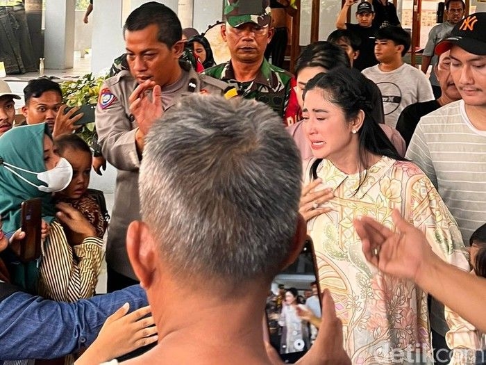 dewi-perssik-1_43.jpeg