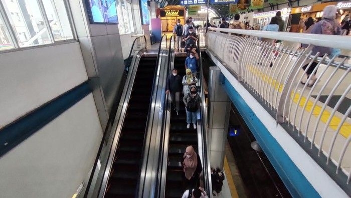 eskalator-viral-di-stasiun-palmerah_169.jpeg