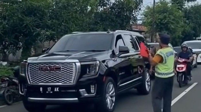 gus-iqdam-naik-mobil-mewah-diduga-pelat-palsu_169.jpeg