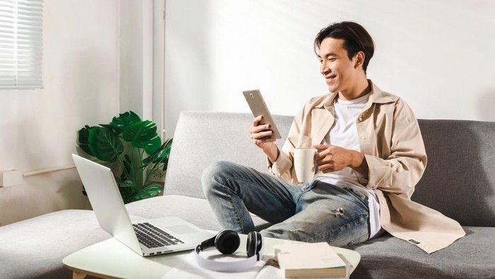 ilustrasi-produktif-di-rumah-dengan-internet_169.jpeg