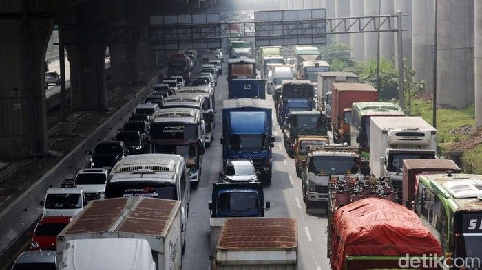 kemacetan-tol-japek-akibat-perbaikan-jalan-4_169.jpeg
