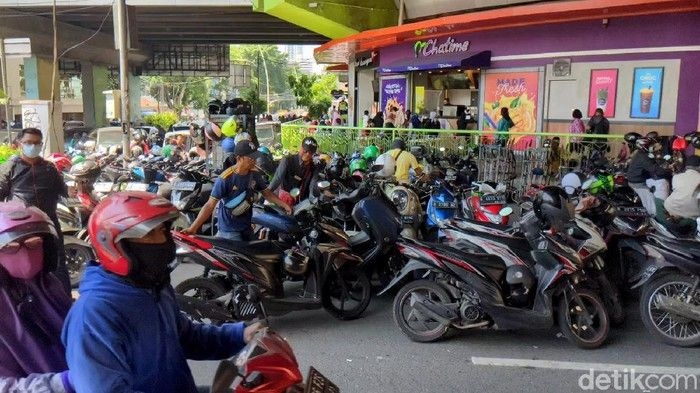 keramaian-di-pasar-tanah-abang-jakarta-3_169.jpeg