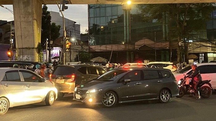 lalin-di-simpang-santa-macet-parah-sore-ini_169.jpeg