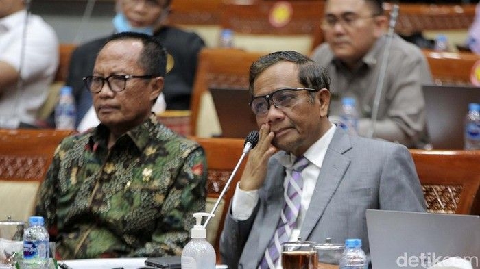 mahfud-komisi-iii-dpr-bahas-revisi-uu-mk-2_169.jpeg