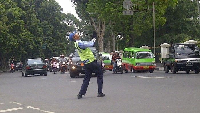 mahfud-relawan-pengatur-lalin-di-bogor_169.jpeg