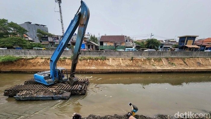normalisasi-sungai-ciliwung-lumpur-dikeruk-3_169.jpeg