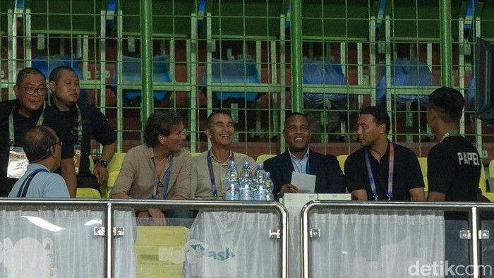 patrick-kluivert-nonton-persija-vs-psbs-biak_169.jpeg