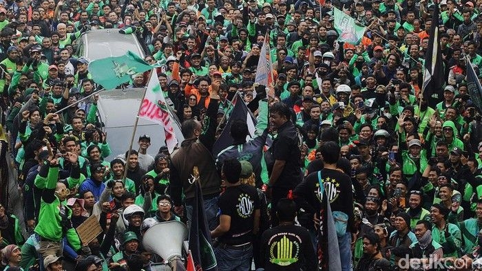 penampakan-massa-ojol-demo-di-patung-kuda-1_169.jpeg