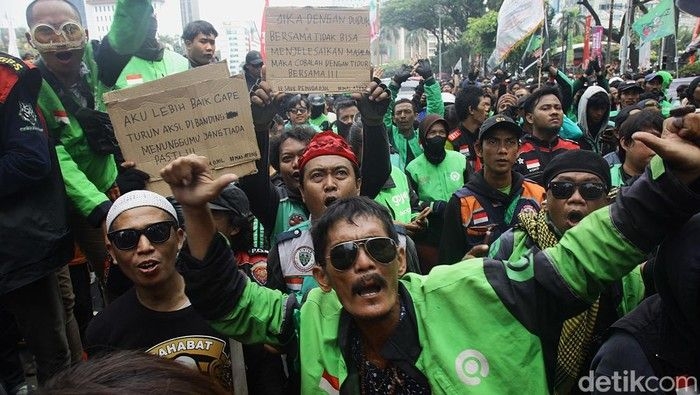 penampakan-massa-ojol-demo-di-patung-kuda-2_169.jpeg