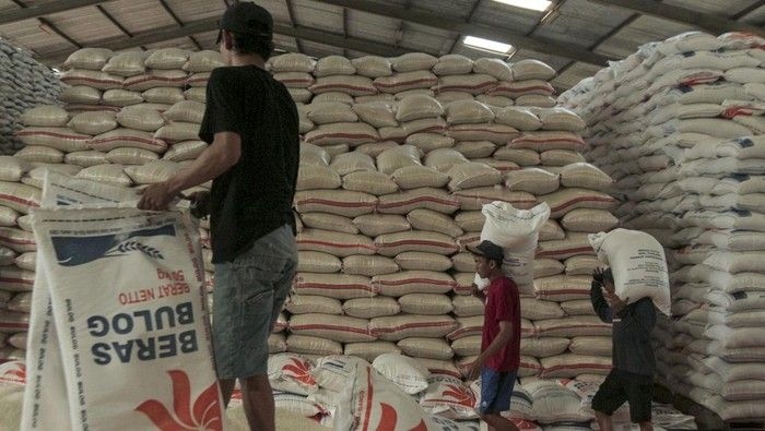 penampakan-stok-beras-bulog-buat-idul-adha-1_169.jpeg