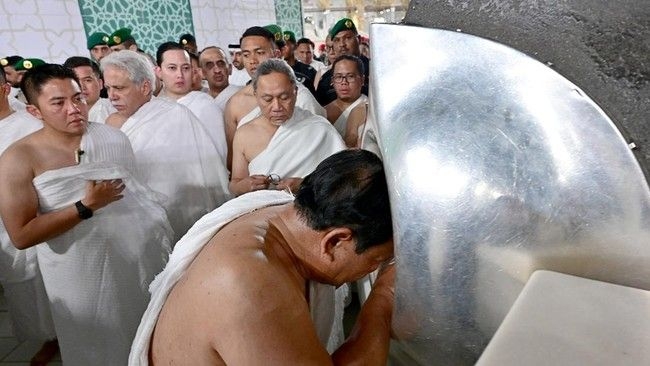 prabowo-tunaikan-ibadah-umrah-1751505806472_169.jpeg