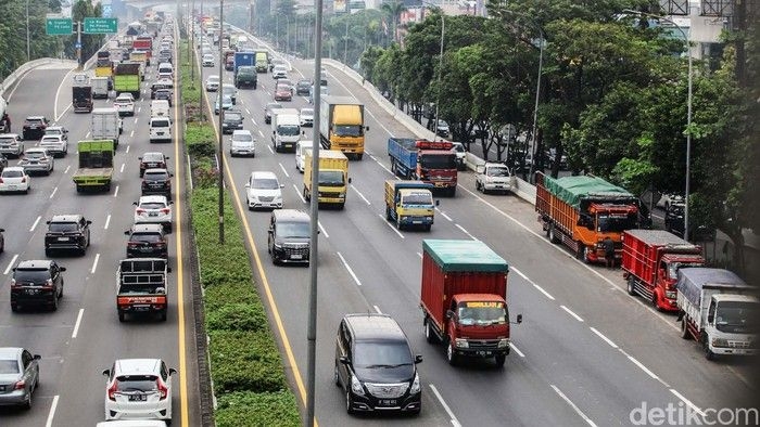 sejumlah-truk-parkir-di-bahu-jalan-tol-jakarta-2.jpeg