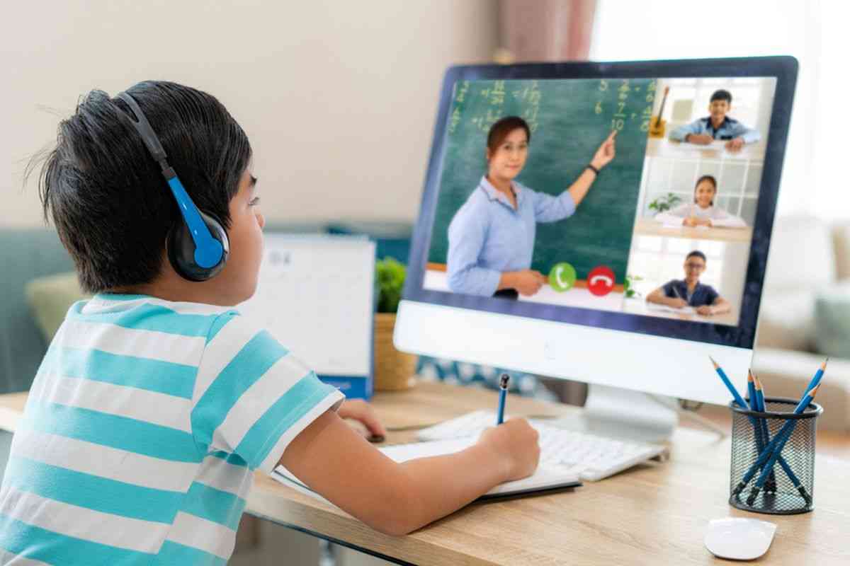 Sekolah di Jakarta Berlakukan PJJ Mulai Senin akibat Abu Vulkanik Anak Krakatau