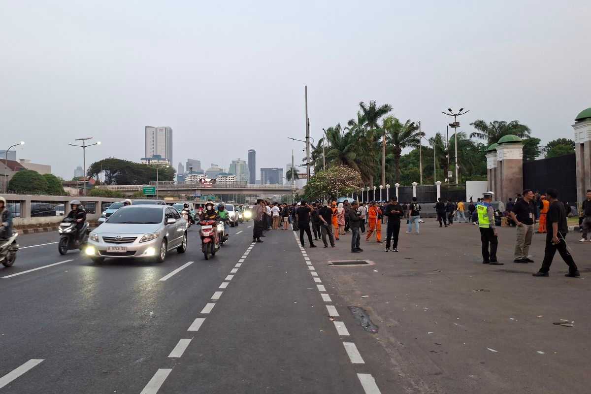 Massa Demo Hari Tani 2026 di DPR Bubar, Lalu Lintas Gatot Subroto Kembali Lancar