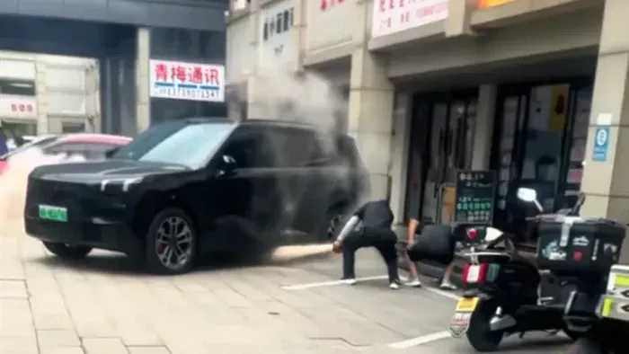 Viral Lynk & Co 900 PHEV Terbakar di China, Dealer Sebut Power Bank Jadi Pemicu