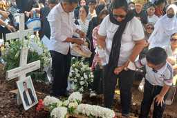 Tangis Haru Iringi Pemakaman Temon, Sosok Ayah Usil yang Selalu Dirindukan Keluarga