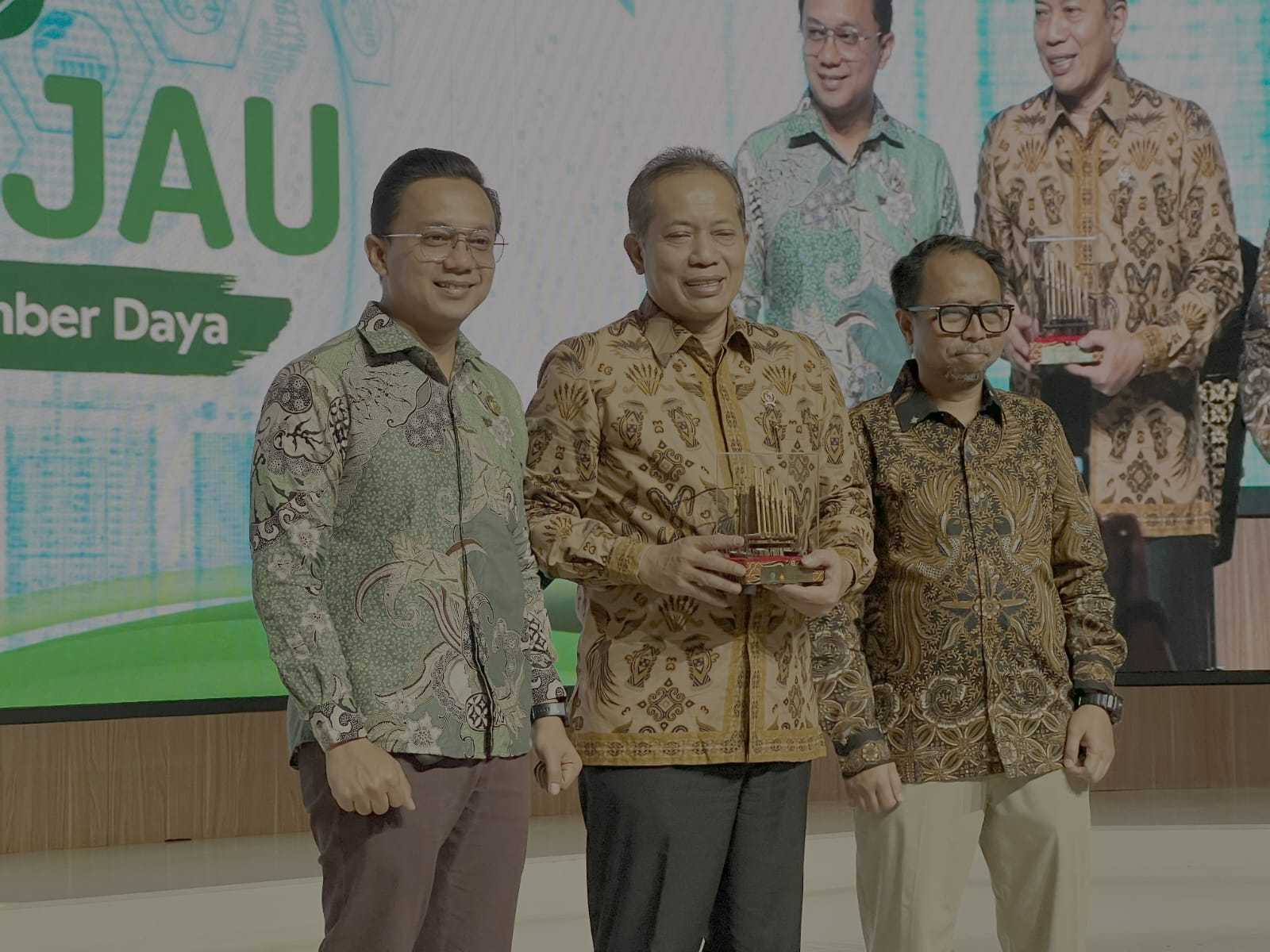 Menkop Ferry Siapkan Koperasi untuk Kelola Industri Sawit dan Tambang