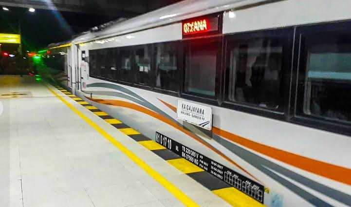 Mobil Tertabrak KA Gajayana di Bekasi Terseret 30 Meter, Pengemudi Tewas Terjepit