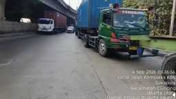 Lalu Lintas Jalan KBN Cilincing Macet, Antrean Truk Kontainer Mengular hingga SPBU