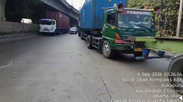 Lalu Lintas Jalan KBN Cilincing Macet, Antrean Truk Kontainer Mengular hingga SPBU