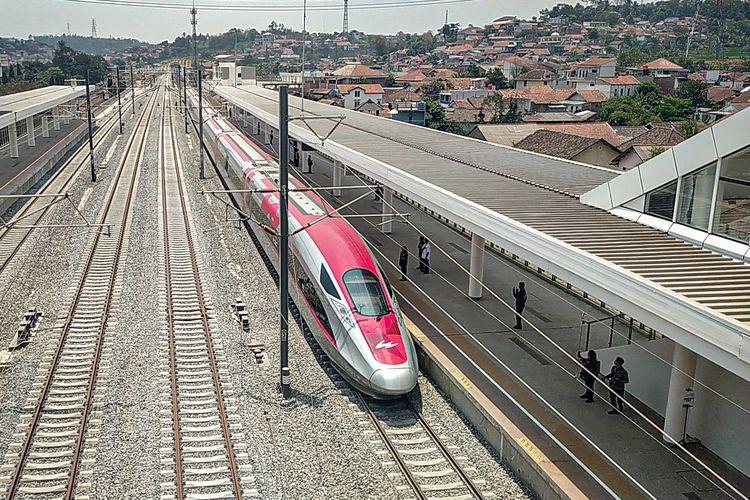 Resmi! Kereta Cepat Whoosh Jakarta-Bandung Beroperasi