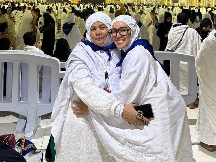 Devi Olivia: Menghadiahkan Tiket Umrah pada Ulang Tahun Sang Ibu