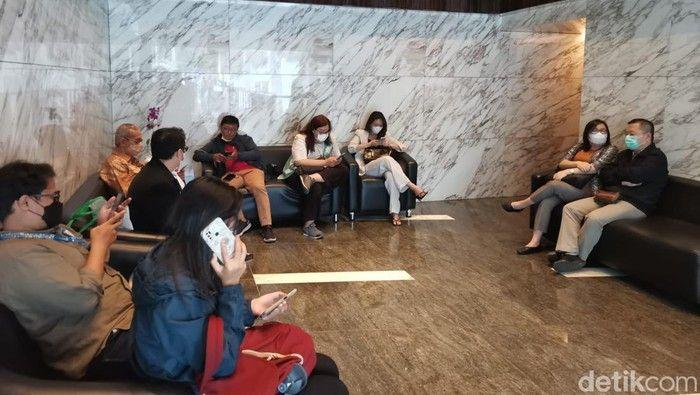 Tak Diizinkan Masuk Gedung OJK, Korban WanaArtha: Jangan Sembunyi!