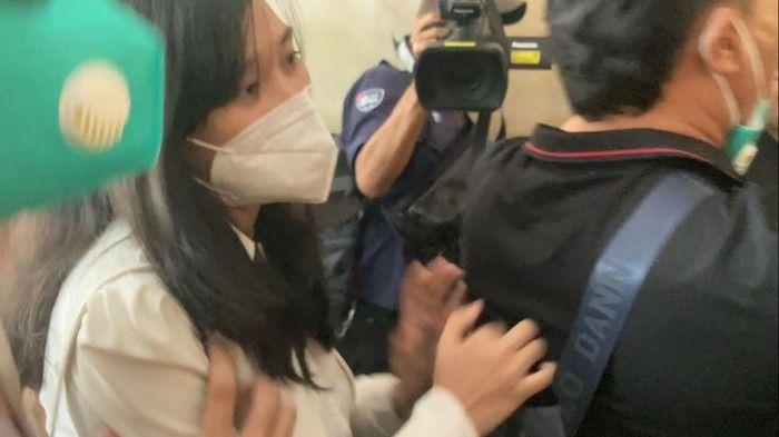 Virly Virginia Hadir di Polda Metro Jaya Terkait Produksi Film Porno