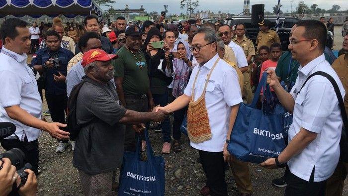 Zulhas Salurkan Paket Sembako Kemendag Peduli untuk Warga Timika