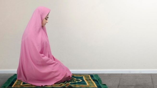 99651-ilustrasi-sholat-salat-niat-sholat-jamak-taqdim-freepik.jpg