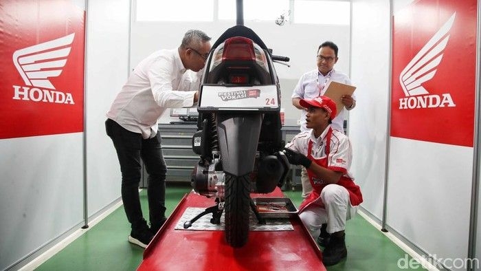 26917-siswa-smk-ikuti-uji-kompetensi-sepeda-motor-honda-3_169.jpeg