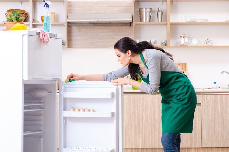 6 Kesalahan Saat Membersihkan Kulkas yang Harus Dihindari