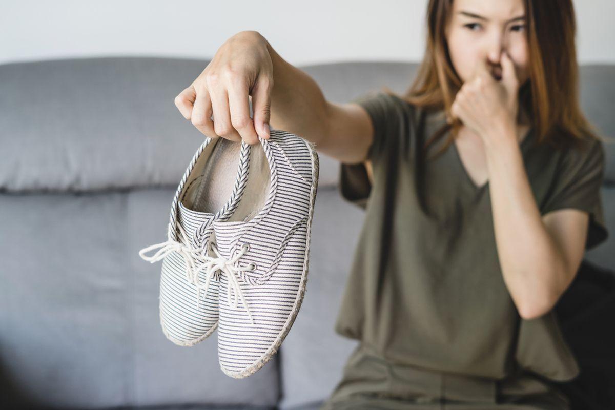 Tips Praktis Hilangkan Bau Tidak Menyenangkan dari Sepatu Anda