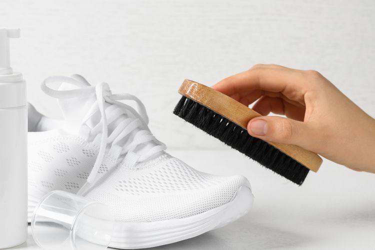 Cara Efektif Membersihkan Sepatu Putih Anda