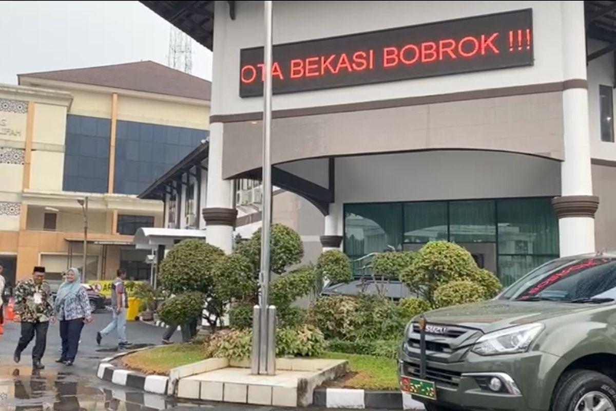 Misteri Munculnya "Running Text" Berisi Umpatan ke Plt Wali Kota Bekasi...