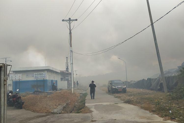 Sekitar Lima Hektar Lahan yang Terbakar di TPA Jatibarang, Tiga Petugas Damkar Dilarikan ke Rumah Sakit karena Sesak Napas