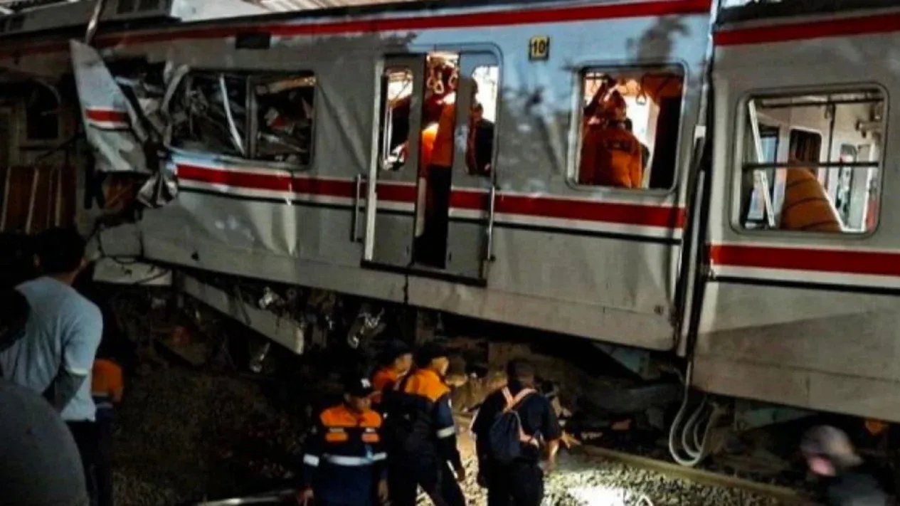 69efb819c20fc-tabrakan-ka-argo-bromo-anggrek-dengan-krl-di-bekasi_semarang.webp