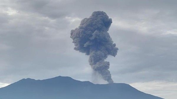 arsip-gunung-marapi-di-kabupaten-agam-sumatera-barat-mengalami-erupsi-1770268095161_169.jpeg