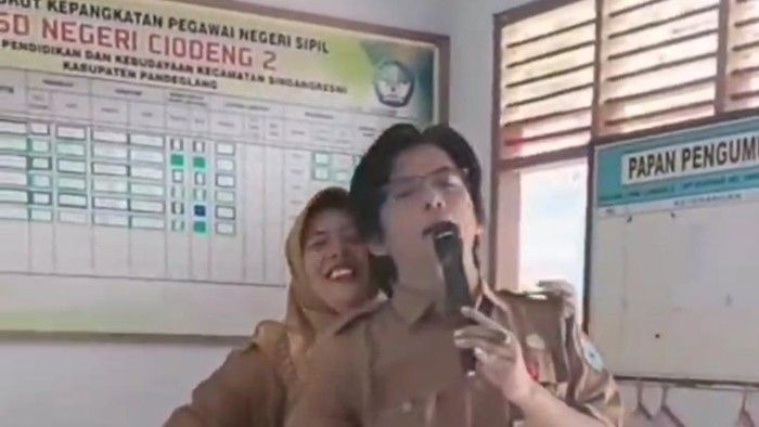 dua-oknum-guru-di-pandeglang-asik-berkaraoke-pada-saat-jam-pelajaran-dok-tangkapan-layar-video-viral-1759145455704_169.jpeg